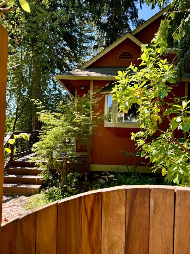 Building Photo - Absolutely Darling INDIANOLA cottage, full...