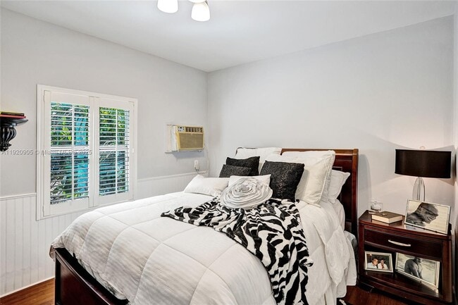 Building Photo - 940 Hollywood Blvd