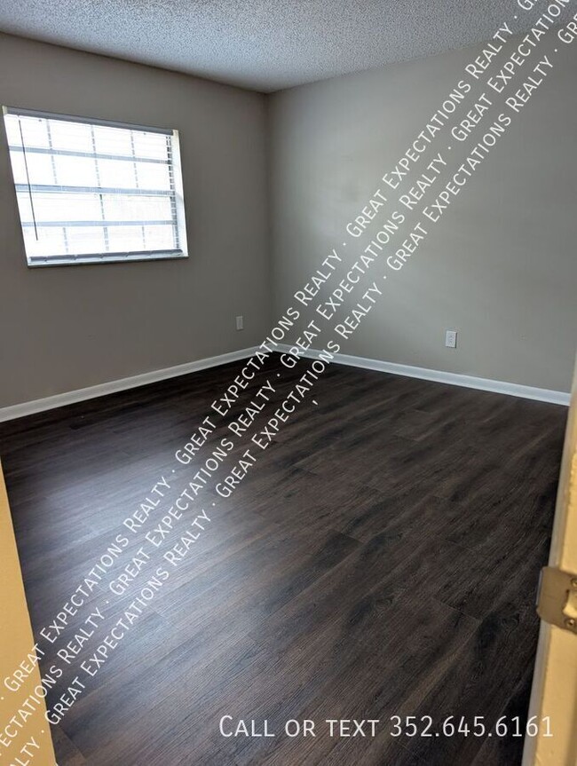 Building Photo - 147 SE 13th Ave