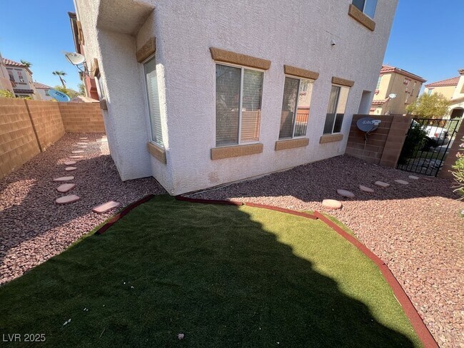 Building Photo - 733 Easter Lily Pl