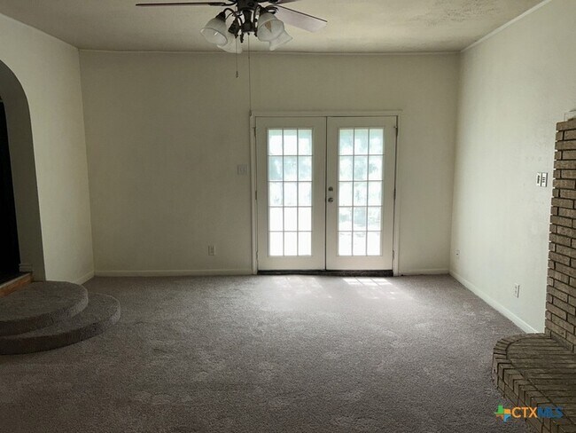 Building Photo - 304 Oak St