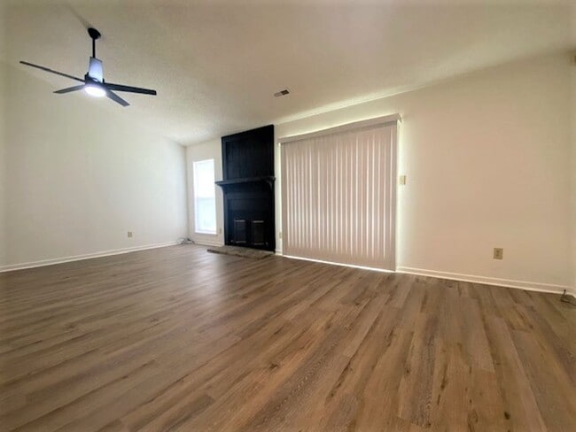 Building Photo - Pineville- Ranch townhome- Remolded 2 bed,...
