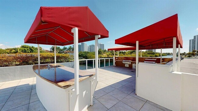 Building Photo - 3625 N Country Club Dr