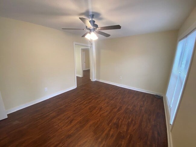 Building Photo - Newly renovated Home in Broadmor!