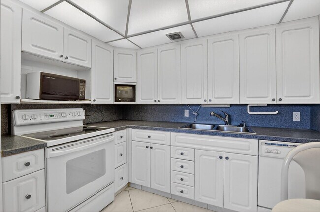 Building Photo - 2035 Ainslie C