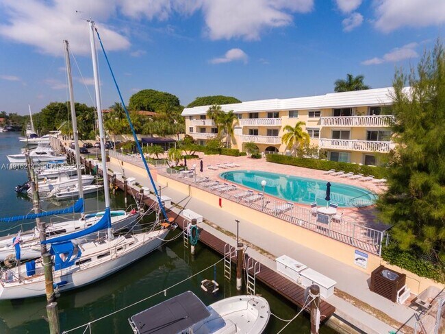 Building Photo - 100 Edgewater Dr