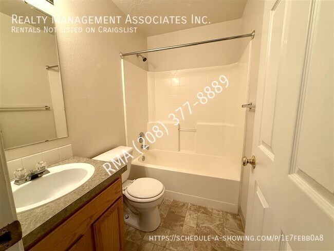 Building Photo - 822 S Chestnut St