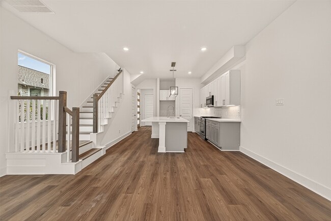 Building Photo - 1502 Hussion St