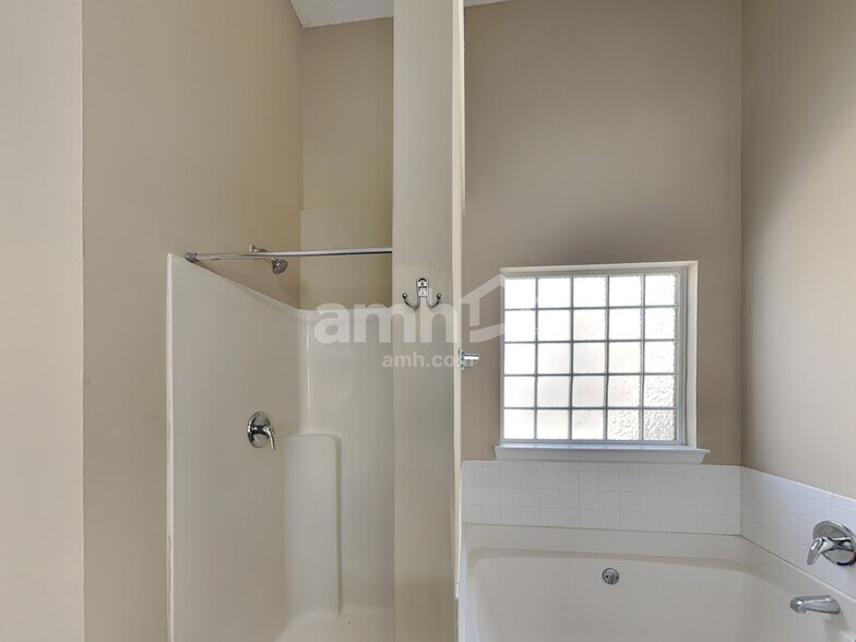 Building Photo - 682 Rock Hill Pky