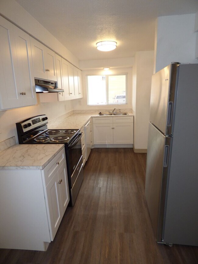 Building Photo - Rent Special: 1/2 Off June's Rent!! - 2 bed Townhome