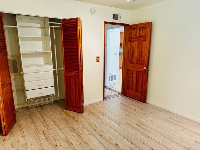 Building Photo - 2/1 Townhome with 2 car attached garage & ...