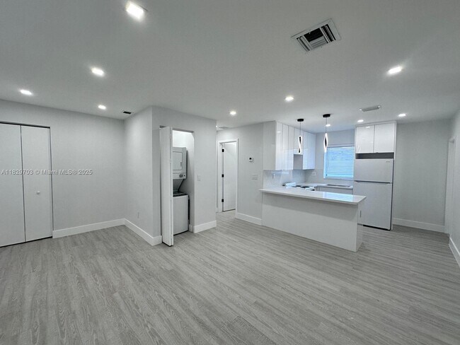 Building Photo - 215 Zamora Ave