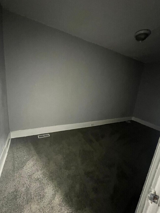 Building Photo - Four Bedroom One Bathroom Unit Recently Re...