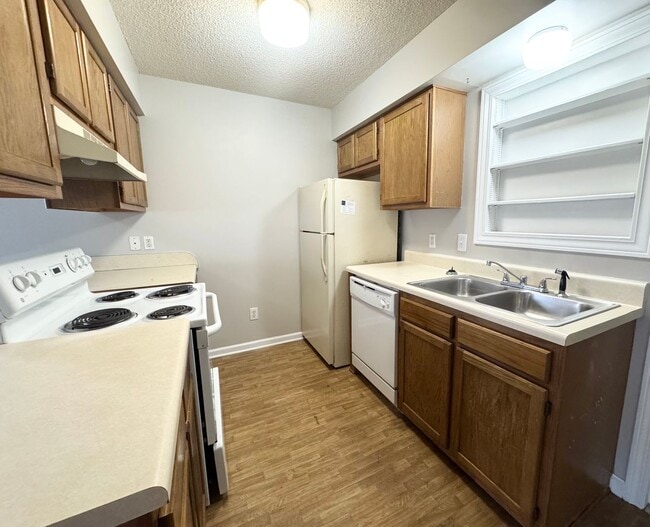 Building Photo - 203 Oakwood Ln