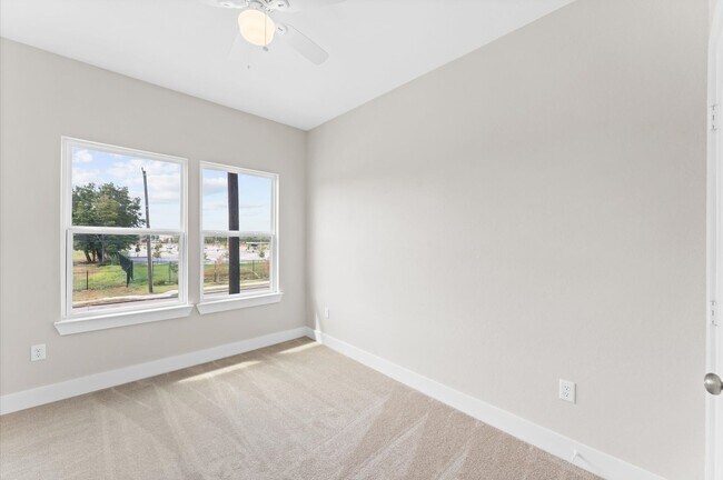 Building Photo - Fashionable Home Not Far From Downtown & M...