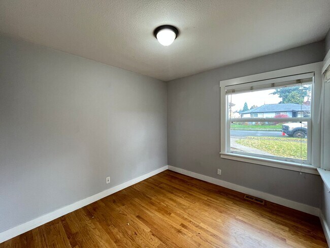 Building Photo - Charming 2 Bed 1 Ba House in Gladstone - Garage, Washer and Dryer, Landscaping Including!
