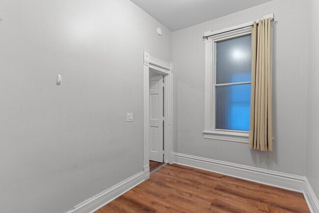 Building Photo - 2139 W Chicago Ave