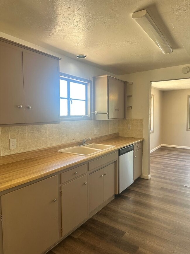 Building Photo - Hildreth-7150