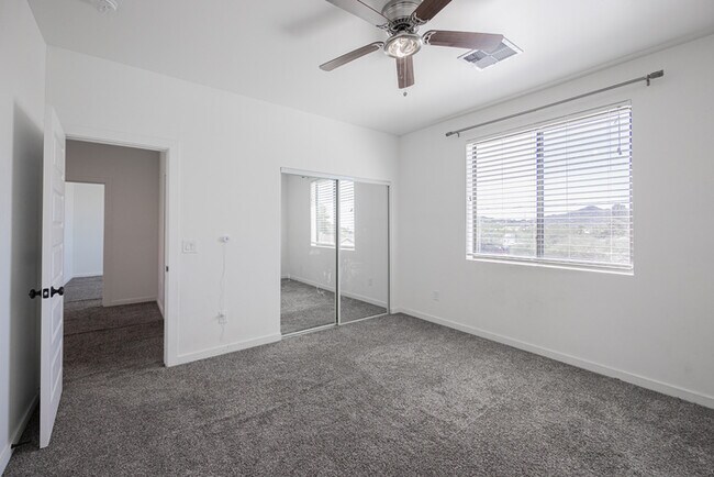 Building Photo - 1409 E Shangri La Rd