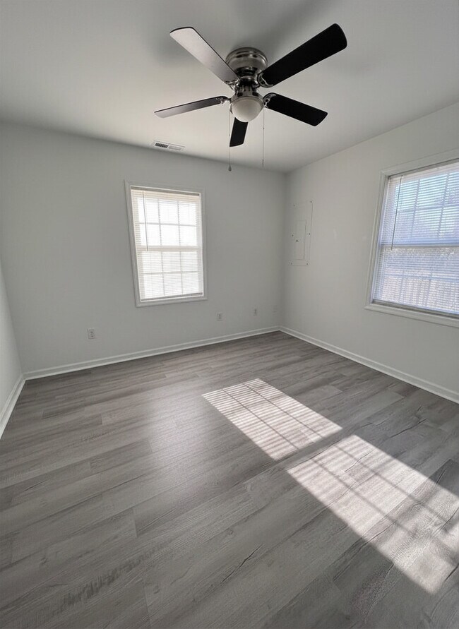 Building Photo - 902 Hanson St