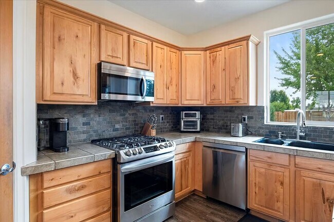 Building Photo - 1622 NW Rimrock Dr