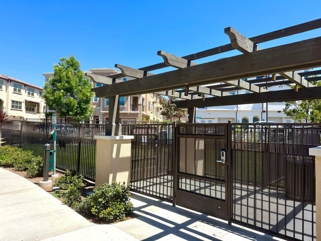 Building Photo - Spacious 4Bd/3.5Ba Home in Gated Lake Fore...
