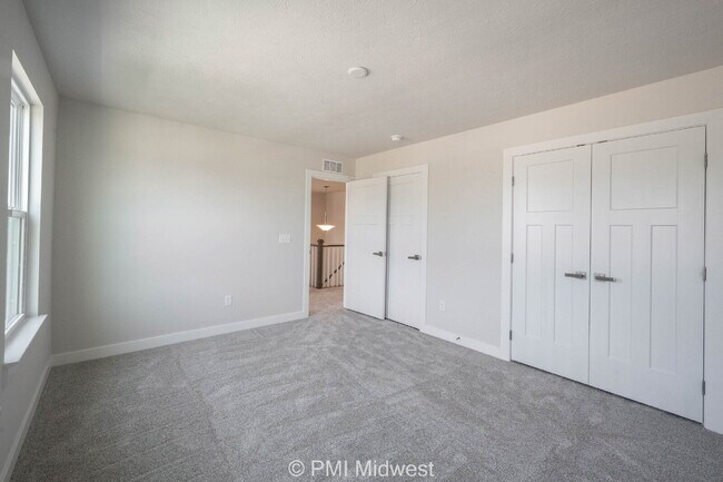 Building Photo - "Spacious 5-Bedroom Retreat with 2.5 Baths...