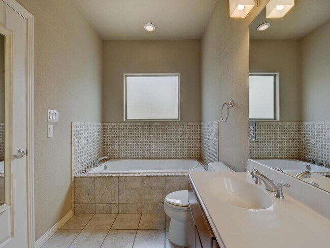 Building Photo - 1115 Kinney Ave