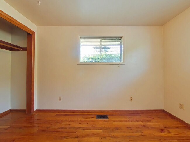 Building Photo - 2 Bedroom Duplex ~ Close to Campus ~ Cat F...