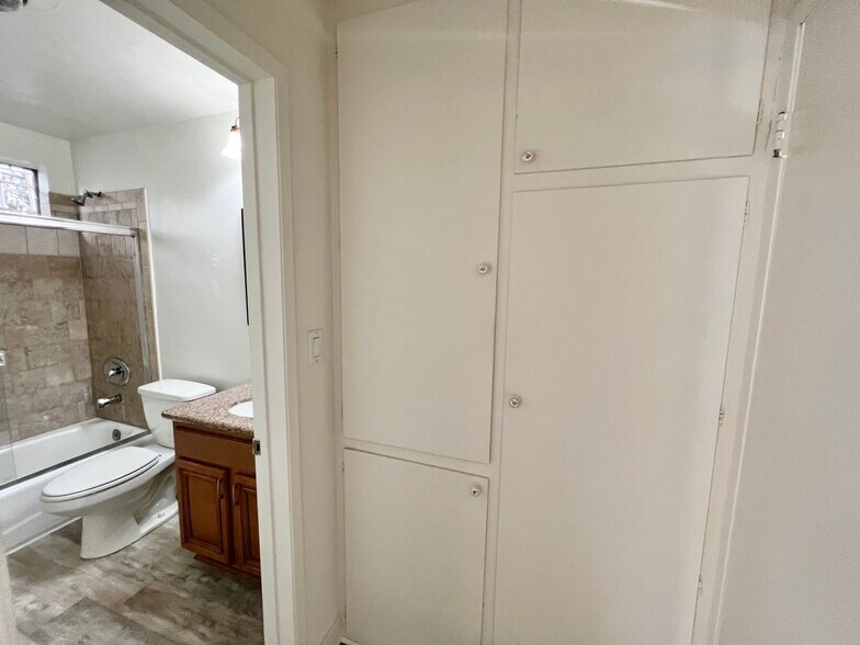 Building Photo - 3746 S Canfield Ave