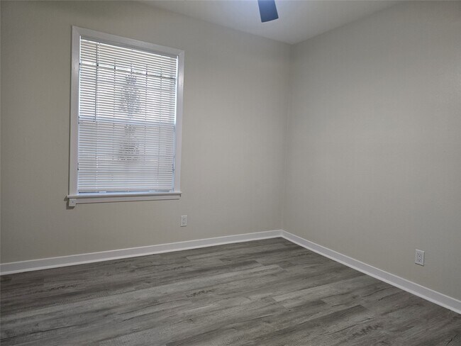 Building Photo - 10518 Royal Oaks Dr