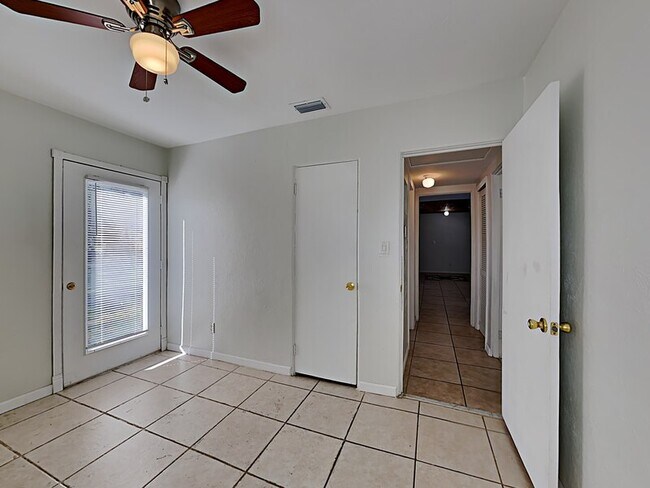 Building Photo - 142 Lynbrook Dr