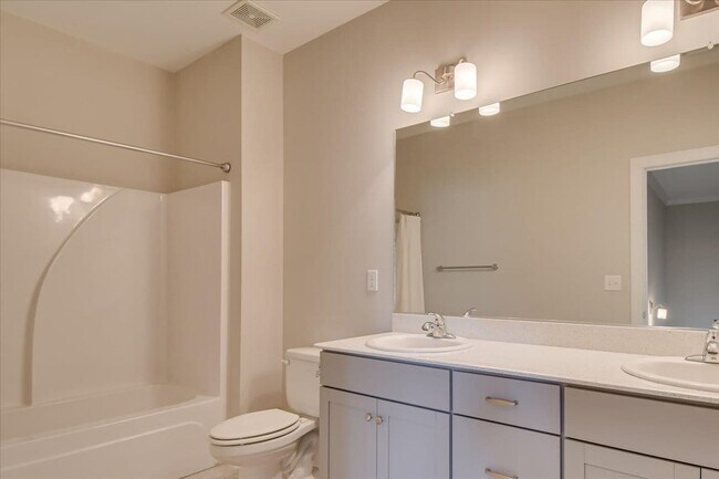 Building Photo - 323 Colonnades Dr