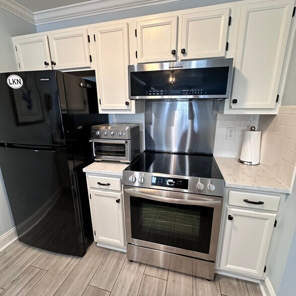 Updates kitchen - 18713 Vineyard Point Ln