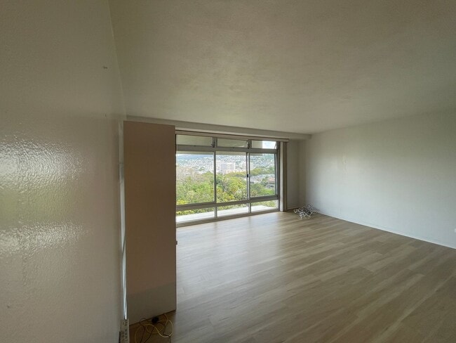 Building Photo - Gorgeous 11th Floor Views, Clean, New Flooring, New Fridge and Available Now.