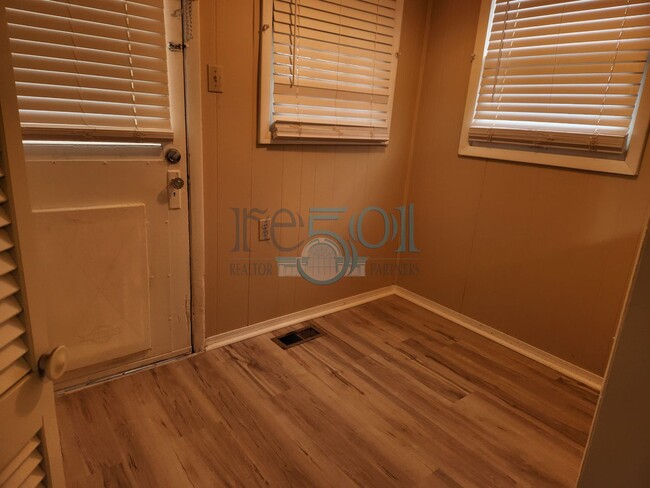 Building Photo - Great Find in Hillcrest! 2BR & 1 BA