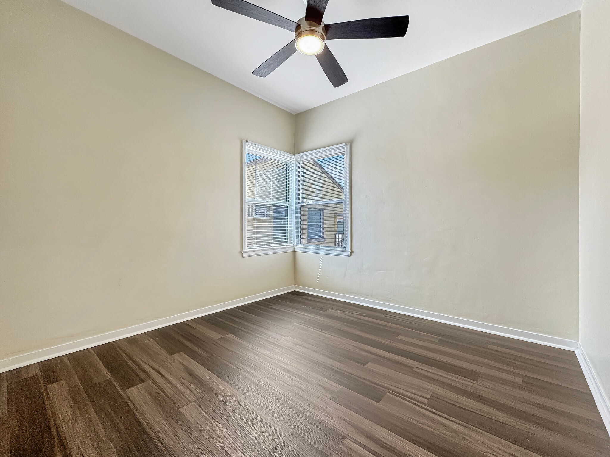 Bedroom - 803 W Glenoaks Blvd
