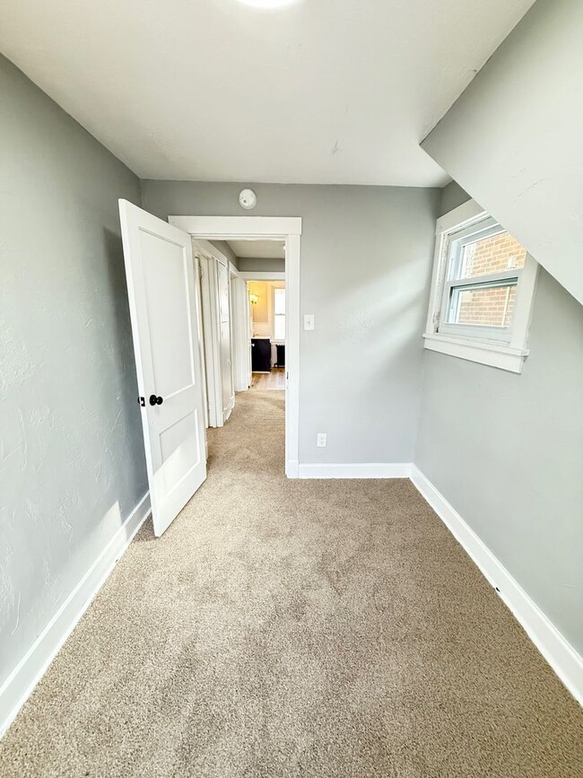 Building Photo - Upated 2 Bedroom 1 Bathroom in Beechview w...