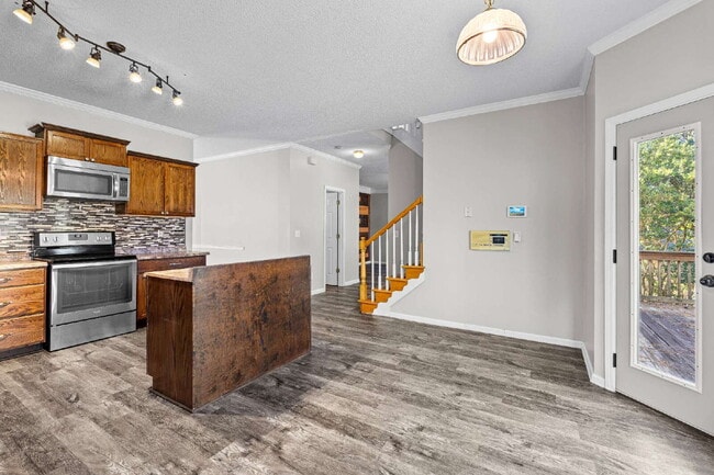 Building Photo - Three Bedroom Rental directly next to Arnall Middle School