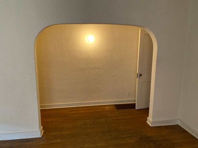 Building Photo - 1 Bedroom with Basement & Enclosed Yard