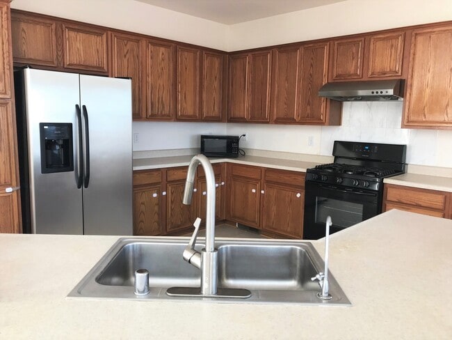 Building Photo - Spacious Home with Convenient Location