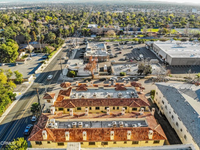 Building Photo - 985 N Michillinda Ave