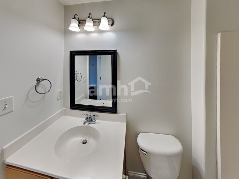 Building Photo - 1684 Woods Ln