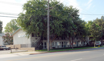 Building Photo - Golden Oaks