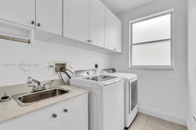Building Photo - 3433 SW 52nd Ave
