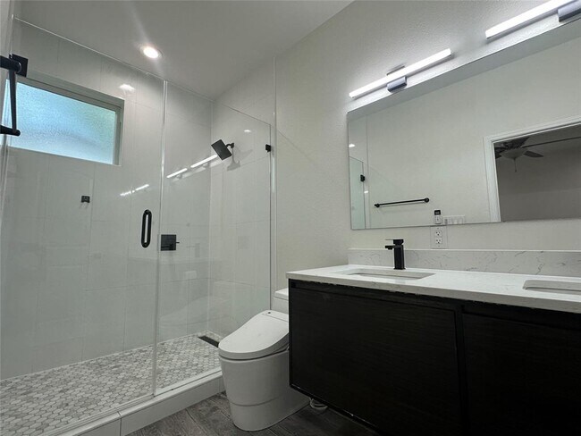 Building Photo - 908 Plateau Cir