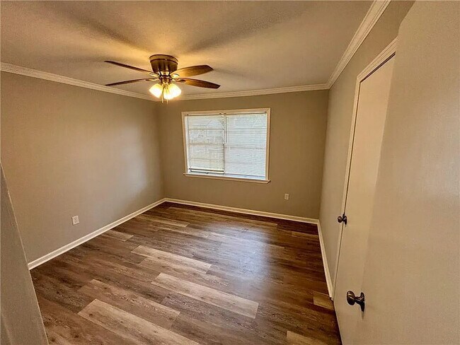 Building Photo - 466 Pinehill Dr