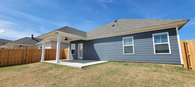 Building Photo - BEAUTIFUL HOME in the Desirable Hedgefield subdivision in Prattville.