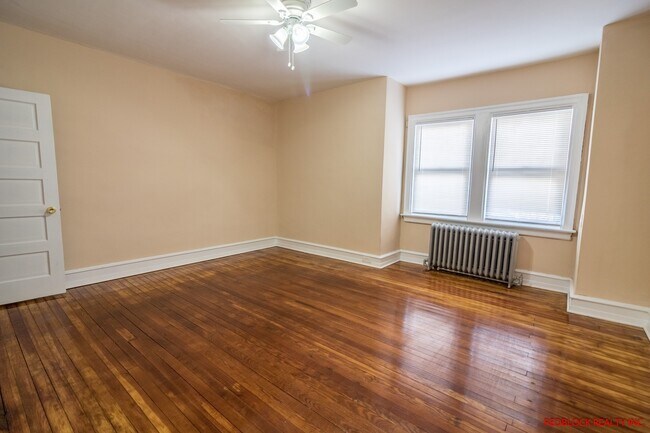 Building Photo - ???UPDATED, HUGE 4 BEDROOM AND 2 BATH HOME...