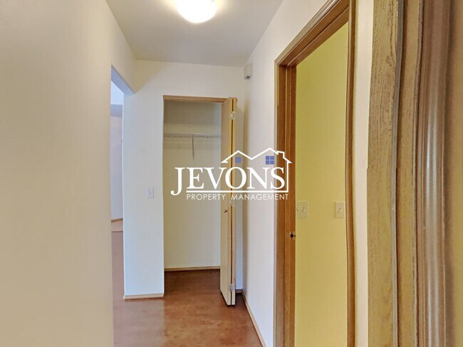 Building Photo - Fabulous 2 Bedrooms, 2 Bathroom, Top-Floor Condo in Klahanie